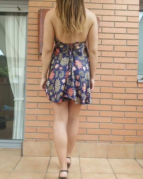 Vestido corto azul con estampado de flores (espalda)