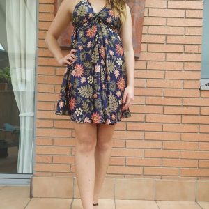 Vestido corto azul con estampado de flores (frente)