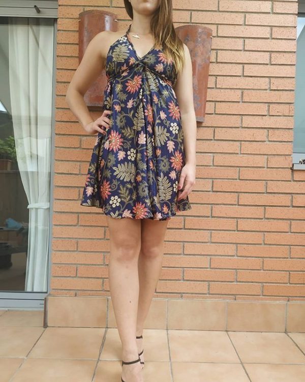 Vestido corto azul con estampado de flores (frente)